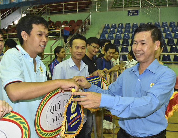 : Ông Nguyễn Việt Dũng, Chủ tịch Công đoàn Viên chức tỉnh, Trưởng Ban Tổ chức trao cờ lưu niệm cho các đoàn về dự hội thao.