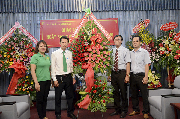 Đoàn Chi nhánh Công ty CP Tập đoàn Mai Linh tại Vũng Tàu tặng hoa, chúc mừng Báo Bà Rịa-Vũng Tàu.