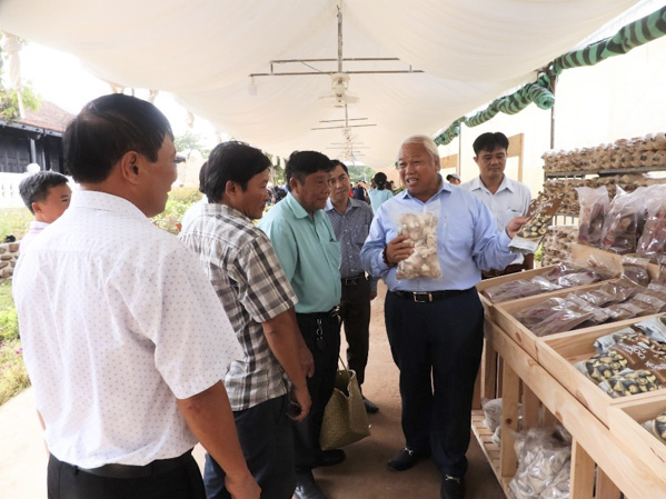 Ông Hoàng Văn Lâm, Giám đốc Công ty TNHH Nông nghiệp công nghệ cao U.S Farm (nấm linh chi Ông Tiên, xã Láng Lớn), giới thiệu cho khách hàng các loại sản phẩm từ nấm.