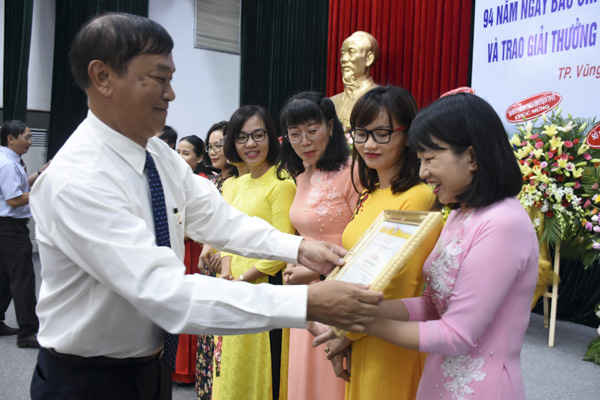 Ông Phan Đức Hiền, Chủ tịch Hội Nhà báo tỉnh trao Giấy khen của Hội Nhà báo tỉnh cho các hội viên có thành tích xuất sắc trong công tác năm 2019.