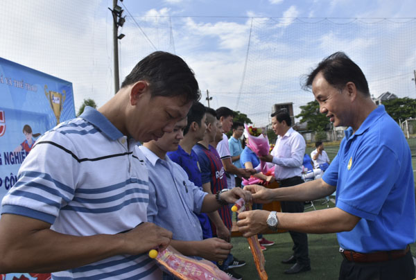 Ông Nguyễn Đức Ý, Chủ tịch CĐ Các KCN tỉnh tặng hoa và cờ lưu niệm cho các đội tham dự.