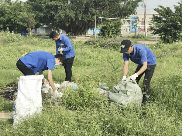 ĐVTN huyện Long Điền dọn rác, phát quang bụi rậm tại khu vực xã Phước Tỉnh.