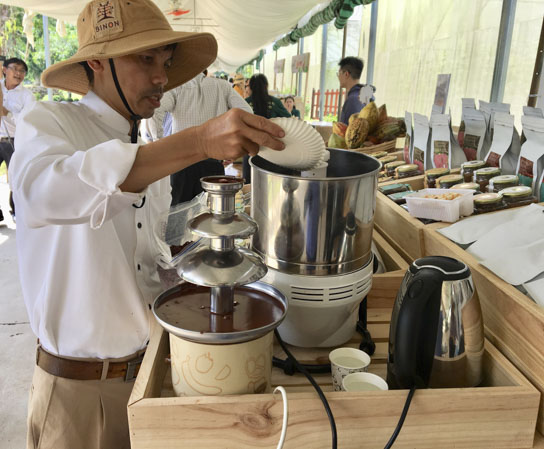 Doanh nghiệp giới thiệu về quy trình xay nguyên liệu cacao.