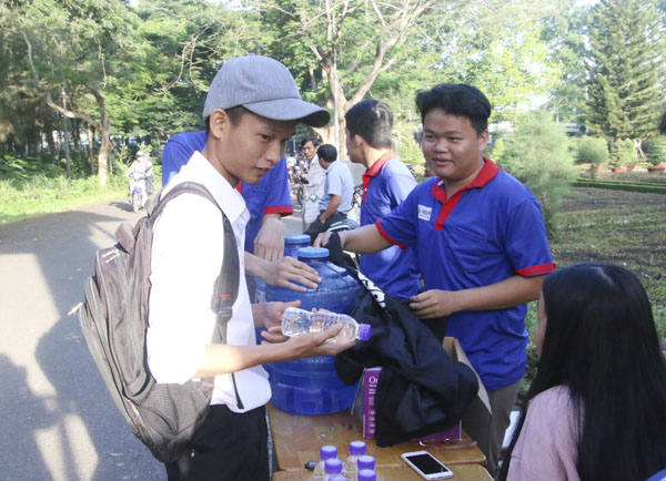 Thanh niên tình nguyện của trường THPT Ngô Quyền (huyện Châu Đức) hỗ trợ nước uống cho TS tham gia thi. Ảnh: TƯỜNG NGÂN