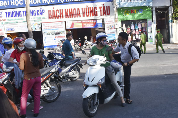 Phụ huynh đưa các thí sinh đến điểm thi THCS Nguyễn Văn Linh (TP.Vũng Tàu). Ảnh: MINH THIÊN