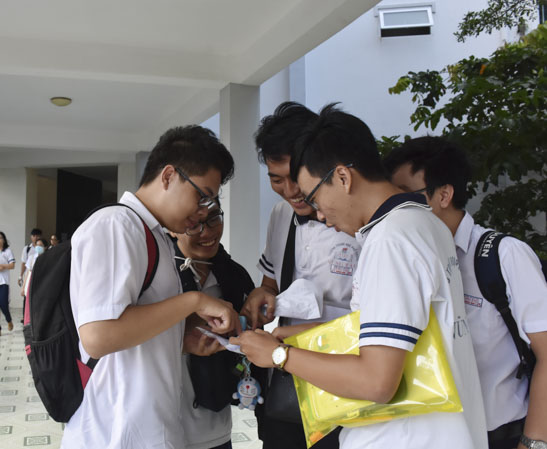 Thí sinh trao đổi về đề thi môn Toán tại Điểm thi THPT Đinh Tiên Hoàng (TP. Vũng Tàu). Ảnh: MINH THIÊN