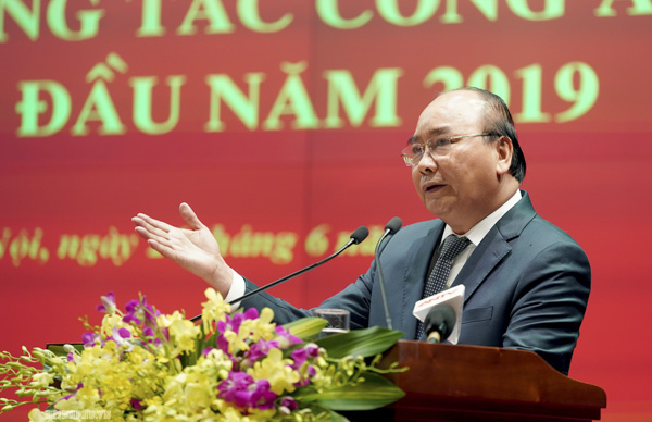 Thủ tướng Nguyễn Xuân Phúc phát biểu tại hội nghị. Ảnh: QUANG HIẾU
