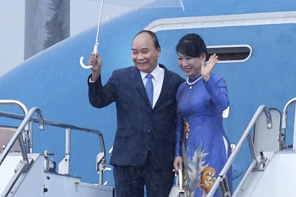 Thủ tướng Nguyễn Xuân Phúc và Phu nhân đến sân bay quốc tế Kansai, Osaka dự Hội nghị G20. Ảnh: QUANG HIẾU