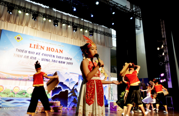 Với sự dàn dựng minh họa công phu, giọng kể tốt, Trần Thị Mỹ Linh (lớp 5, huyện Côn Đảo) đã giành giải A cấp TH với câu chuyện “Nàng tiên Cổ Loa thành”.