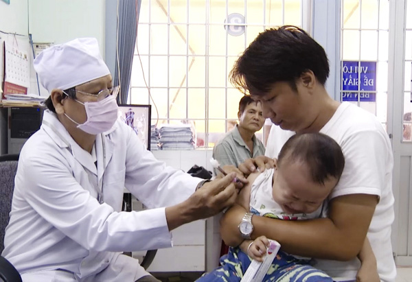 Cách tốt nhất để phòng bệnh thủy đậu là cho trẻ đi tiêm vắc xin phòng thủy đậu. Trong ảnh: Nhân viên y tế tiêm vắc xin phòng bệnh cho trẻ tại Trung tâm Y tế Dự phòng tỉnh. 