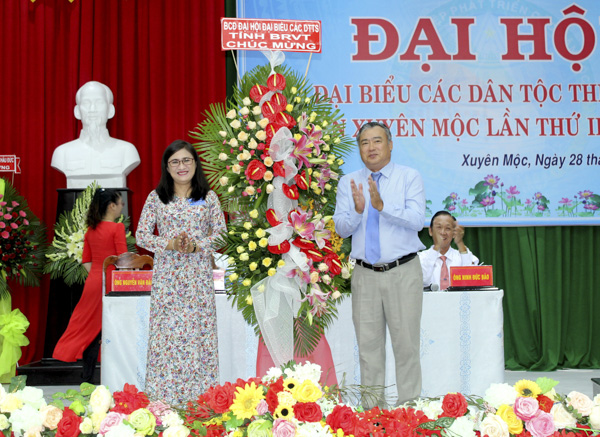 Ông Đào Đình Quốc, Trưởng Ban Dân tộc tỉnh đến dự và tặng hoa chúc mừng Đại hội đại biểu các DTTS huyện Xuyên Mộc. Ảnh: MINH NHÂN