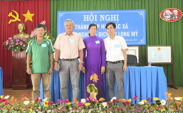 Hội đồng quản trị và Ban kiểm soát HTX ra mắt hội nghị.