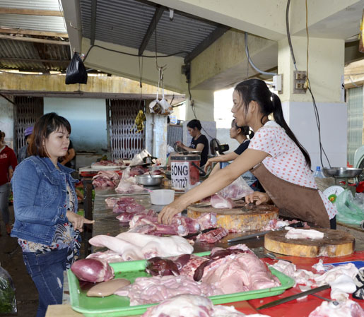 Người dân mua thịt heo tại chợ Rạch Dừa, TP. Vũng Tàu.