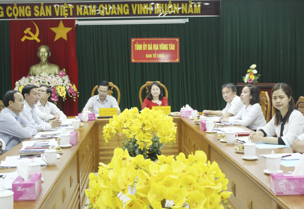 Bà Nguyễn Thị Yến, Phó Bí thư Thường trực Tỉnh ủy, Trưởng Đoàn ĐBQH tỉnh; ông Lưu Tài Đoàn, Ủy viên Ban Thường vụ, Trưởng Ban Tổ chức Tỉnh ủy chủ trì điểm cầu BR-VT.