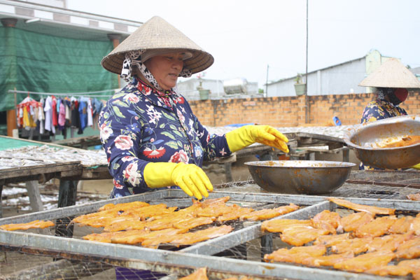 Ngoài đánh bắt, Phước Hải còn nổi tiếng bởi các sản phẩm khô hải sản.  Trong ảnh: Sản xuất cá khô tại hộ gia đình ông Hồ Trường Thành (ấp Phước Điền, thị trấn Phước Hải). 