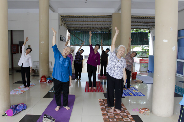 Người cao tuổi tập yoga tại TTVHHTCĐ phường 8.