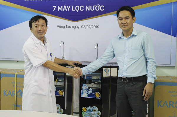 Bác sĩ Nguyễn Thanh Phước (trái), Giám đốc Bệnh viện Lê Lợi tiếp nhận máy lọc nước do Công ty TNHH Nguồn Sáng trao tặng.