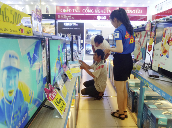Hiện nay, các siêu thị điện máy trên địa bàn tỉnh không còn bày bán sản phẩm mang thương hiệu Asanzo. Trong ảnh: Khách hàng chọn mua tivi tại Siêu thị Điện máy Xanh.