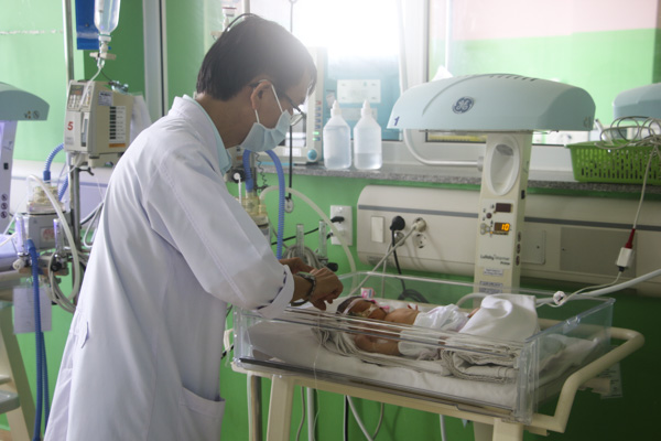 Trẻ sơ sinh được uống ARV ngay khi chào đời để dự phòng lây truyền HIV từ người mẹ bị nhiễm HIV/AIDS.  Trong ảnh: Bác sĩ thăm khám cho trẻ sơ sinh tại BV Bà Rịa (ảnh minh họa).