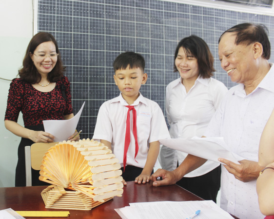 HS Trần Nhật Phát (Trường TH Phước Tỉnh, huyện Long Điền) trình bày sản phẩm Đèn ngủ được làm từ que kem. 