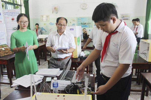 HS Hồ Việt Anh (Trường THCS Văn Lương, huyện Long Điền) với sản phẩm Xe đo không khí qua wifi bằng điện thoại di động.