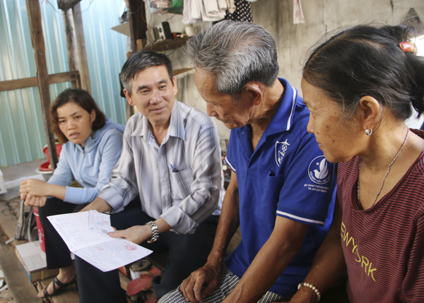Cán bộ phường 5, TP. Vũng Tàu phổ biến chính sách hỗ trợ thẻ BHYT cho hộ nghèo đồng bào dân tộc thiểu số trên địa bàn.