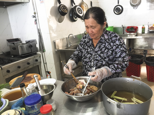 Bà Lâm Thị Hà, người có hàng chục năm kinh nghiệm chế biến món canh chua cá tương me Phước Hải, nấu món ăn đặc sản của địa phương phục vụ thực khách tại Quán ăn Kà Na (khu phố Hải Trung, TT.Phước Hải).