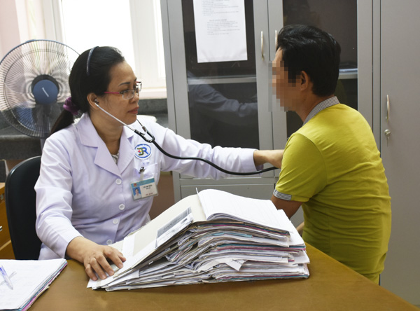 Bệnh nhân HIV/AIDS cần được hỗ trợ mua thẻ BHYT để tiếp tục duy trì điều trị. Trong ảnh: Bác sĩ thăm khám cho bệnh nhân HIV/AIDS tại Bệnh viện Bà Rịa.