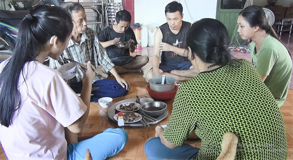 Bữa cơm đạm bạc của gia đình ông Nguyễn Văn Cử.