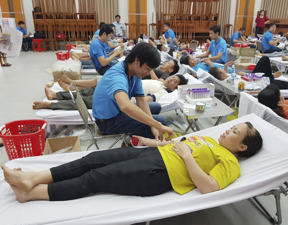 Người dân huyện Xuyên Mộc tham gia hiến máu tình nguyện sáng 18/7.