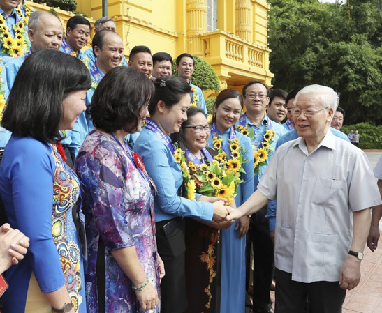 Tổng Bí thư, Chủ tịch nước Nguyễn Phú Trọng gặp mặt các chủ tịch công đoàn cơ sở và cán bộ công đoàn tiêu biểu.