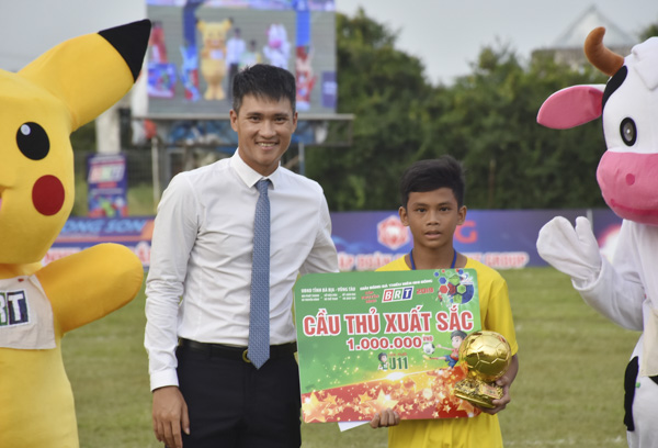 Cựu tuyển thủ Quốc gia Lê Công Vinh trao danh hiệu Cầu thủ xuất sắc nhất giải cho cầu thủ Lê Vũ Thái (TP. Vũng Tàu).