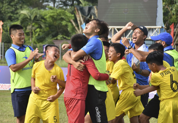 Niềm vui vở òa của cầu thủ và Ban huấn luyện U11 TP. Vũng Tàu khi chiến thắng và đoạt chức vô địch.
