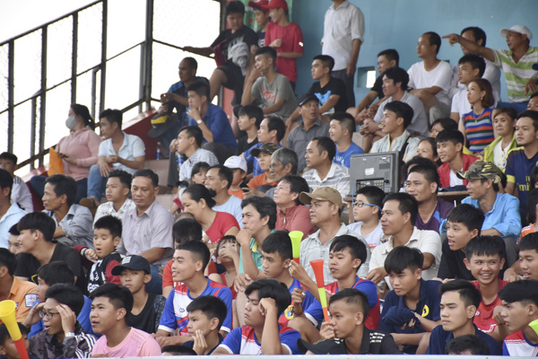 Khán giải đến sân Bàu Thành cổ vũ nhiệt tình cho các cầu thủ.