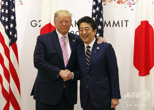 Thủ tướng Nhật Bản Shinzo Abe (phải) và Tổng thống Mỹ Donald Trump trong cuộc gặp bên lề Hội nghị thượng đỉnh G20 ở Osaka, Nhật Bản, ngày 28/6/2019. 