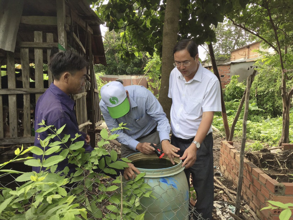 Ông Nguyễn Tấn Bản (bìa phải), Phó Chủ tịch UBND huyện Châu Đức kiểm tra thực tế công tác phòng, chống SXH tại hộ gia đình thuộc xã Sơn Bình. Ảnh: NGUYỄN THI