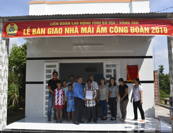 Ông Nguyễn Châu Trinh, Phó Chủ tịch LĐLĐ tỉnh trao quyết định bàn giao nhà “Mái ấm công đoàn” cho gia đình anh Phan Văn Lượt. 