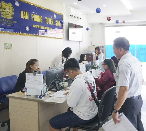 Thí sinh làm thủ tục đăng ký xét tuyển Đại học chính quy tại Văn phòng tuyển sinh Trường ĐH Bà Rịa-Vũng Tàu (số 80, Trương Công Định, phường 3, TP. Vũng Tàu). Ảnh: Hải Yến