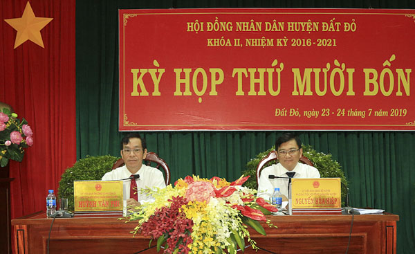 Ông Huỳnh Văn Phi, Chủ tịch HĐND huyện (bên trái) và ông Nguyễn Hòa Hiệp, Phó Chủ tịch HĐND huyện chủ tọa kỳ họp. Ảnh: TUẤN VŨ