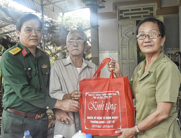 Đại tá Phạm Phú Ý, Ủy viên Ban Thường vụ Tỉnh ủy, Chỉ huy trưởng Bộ CHQS tỉnh thăm và tặng quà bà Trần Thị Lụa, bệnh binh (xã Xuyên Mộc, huyện Xuyên Mộc). Ảnh: PHƯƠNG NAM