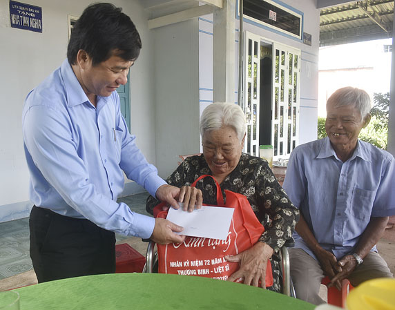 Ông Dương Minh Tuấn, Phó Trưởng Đoàn Đại biểu Quốc hội tỉnh làm Trưởng đoàn đã đến thăm và tặng quà Mẹ VNAH Nguyễn Thị Chính (xã Láng Dài, huyện Đất Đỏ). ẢNH: VĂN ANH