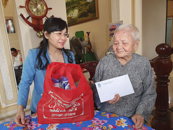 Bà Trương Thị Kim Phượng, Phó Chủ tịch Hội Nông dân tỉnh thăm và tặng quà Mẹ VNAH Hồ Thị Tam (ấp Nam, xã Long Phước, TP.Bà Rịa).