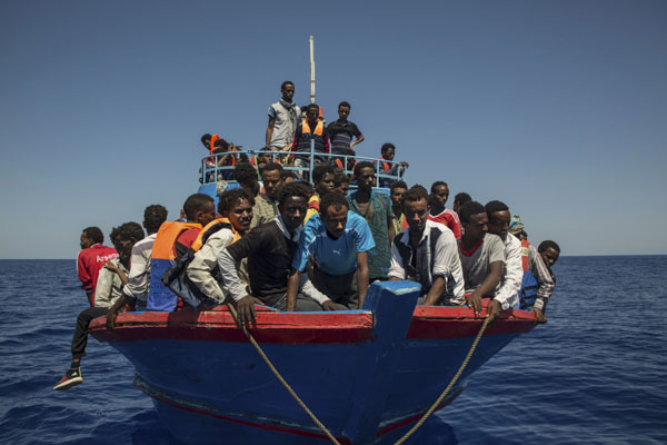 Tàu chở người di cư trên Địa Trung Hải, ngoài khơi bờ biển Libya.