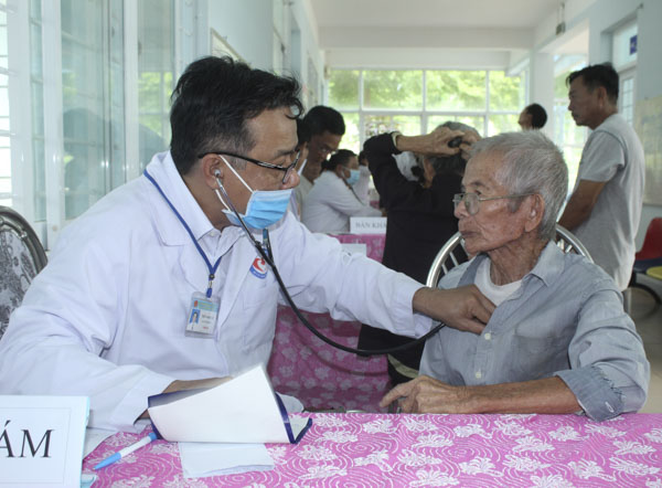 Bác sĩ Bệnh viện Bà Rịa khám bệnh cho thân nhân gia đình liệt sĩ huyện Châu Đức.