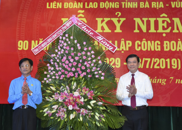 Ông Nguyễn Hồng Lĩnh (bên phải), Ủy viên Trung ương Đảng, Bí thư Tỉnh ủy, Chủ tịch HĐND tỉnh tặng lẵng hoa chúc mừng tại Lễ kỷ niệm 90 năm Ngày thành lập CĐ Việt Nam và 28 năm Ngày thành lập CĐ tỉnh BR-VT.