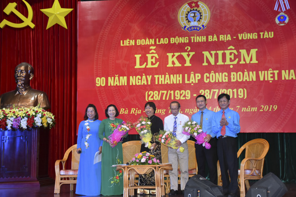Ông Châu Văn Thắng (bìa phải), Chủ tịch LĐLĐ tỉnh tặng hoa cho các đại biểu tham gia giao lưu tại Lễ kỷ niêm. 