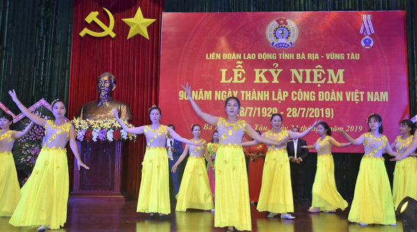 Văn nghệ chào mừng kỷ niệm 90 năm Ngày thành lập CĐ Việt Nam.