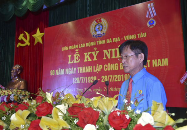 Ông Châu Văn Thắng, Chủ tịch LĐLĐ tỉnh đọc diễn văn ôn lại truyền thống kỷ niệm 90 năm ngày thành lập CĐ Việt Nam.