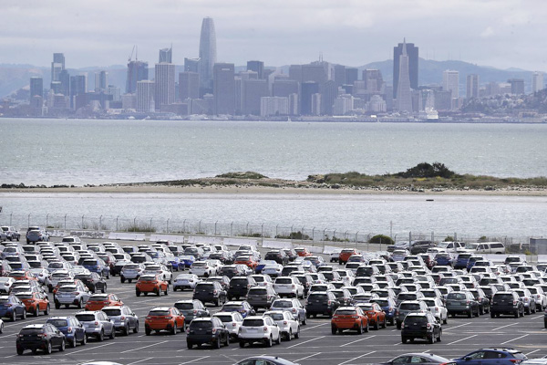 Ô tô mới tại kho bãi gần cảng Richmond, California, Mỹ. 