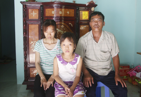 Vợ chồng chị Nguyễn Ngọc Tuyền và con gái.